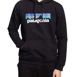 Säljer min superfina hoodie från patagonia. Den är i storlek xs för män så ungefär en s/m i damstorlek. Köpt för 1000kr!