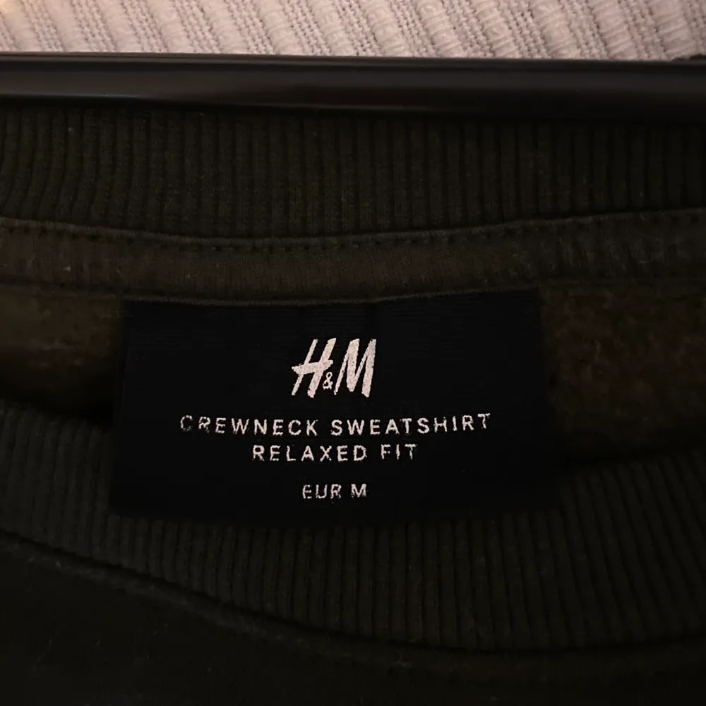 Mörkgrön sweatshirt från H&M i storlek M. Eventuell frakt tillkommer och priset kan diskuteras ☺️. Tröjor & Koftor.