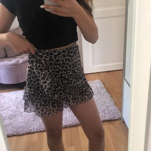 Kjol - En klok i leopard mönster på. Andvänd ca två gånger och ser ny ut.🥰