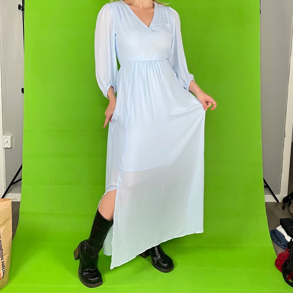 Vacker cottagecore, soft inspirerad maxi klänning i fint skick. Från märket Selected Femme, storlek XS. Prislapp finns kvar, kostade som ny 899kr. Flowy och bekväm, den perfekta sommarklänningen och formar så snyggt! En diskret dragkedja finns på ena sidan. 100% polyester. Små, knappt synliga linjer finns på bysten, se bild två. Mått finns längre ner i beskrivningen. Spårbar frakt på 66kr är inräknad i priset. Arm längd 44cm. Axel till axel 40cm. Längd (från midjebandet och ner) 105cm. . Klänningar.