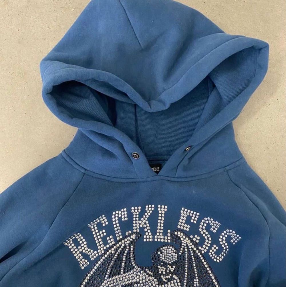 Säljer en helt ny reckless hoodie i denna färg! Helt felfri men beställde i två storlekar! Strl M, är öppen för bud! 🤎. Huvtröjor & Träningströjor.