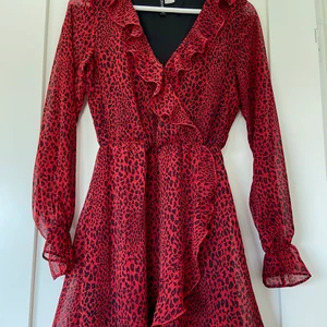 Leopard klänning, röd  - Säljer min röda klänning, med skön passform och fina detaljer ❤️❤️❤️ köparen står för frakten 🚚 