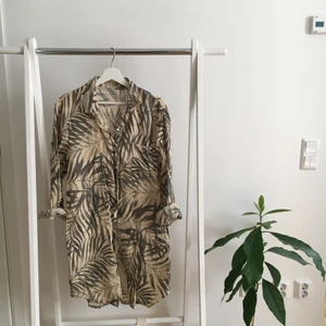 Linneskjorta  - Mönstrad beige lång linneskjorta från en spanskmarknad. Oanvänd och i fint skick! Köparen står för frakten.