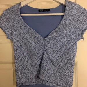 Brandy Melville top - Bra skick eftersom inte andvänt mer än 5 gånger. Pris 80kr