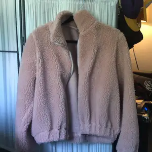 Super mysig rosa fluffig jacka som jag köpte på vero Moda (tror jag) från märket size & needle. Passar perfekt som vårjacka eller på svala sommarkvällar. Pris: 100kr + frakt. Kan annars mötas upp i Lund/Malmö. 