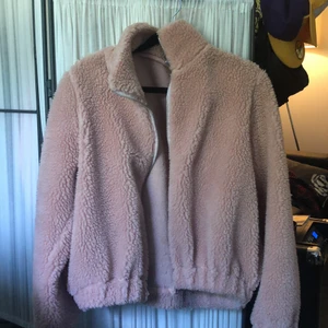Fluffig rosa jacka - Super mysig rosa fluffig jacka som jag köpte på vero Moda (tror jag) från märket size & needle. Passar perfekt som vårjacka eller på svala sommarkvällar. Pris: 100kr + frakt. Kan annars mötas upp i Lund/Malmö. 