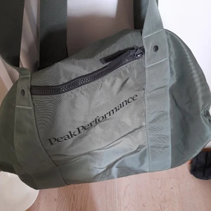 Peak performance väska 35 l  - Ny    har ej kommit till användning    passar perfekt 