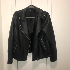 Jacka ”skinn”  - Storlek -> M                                                                                          Använd men fint skick ! 