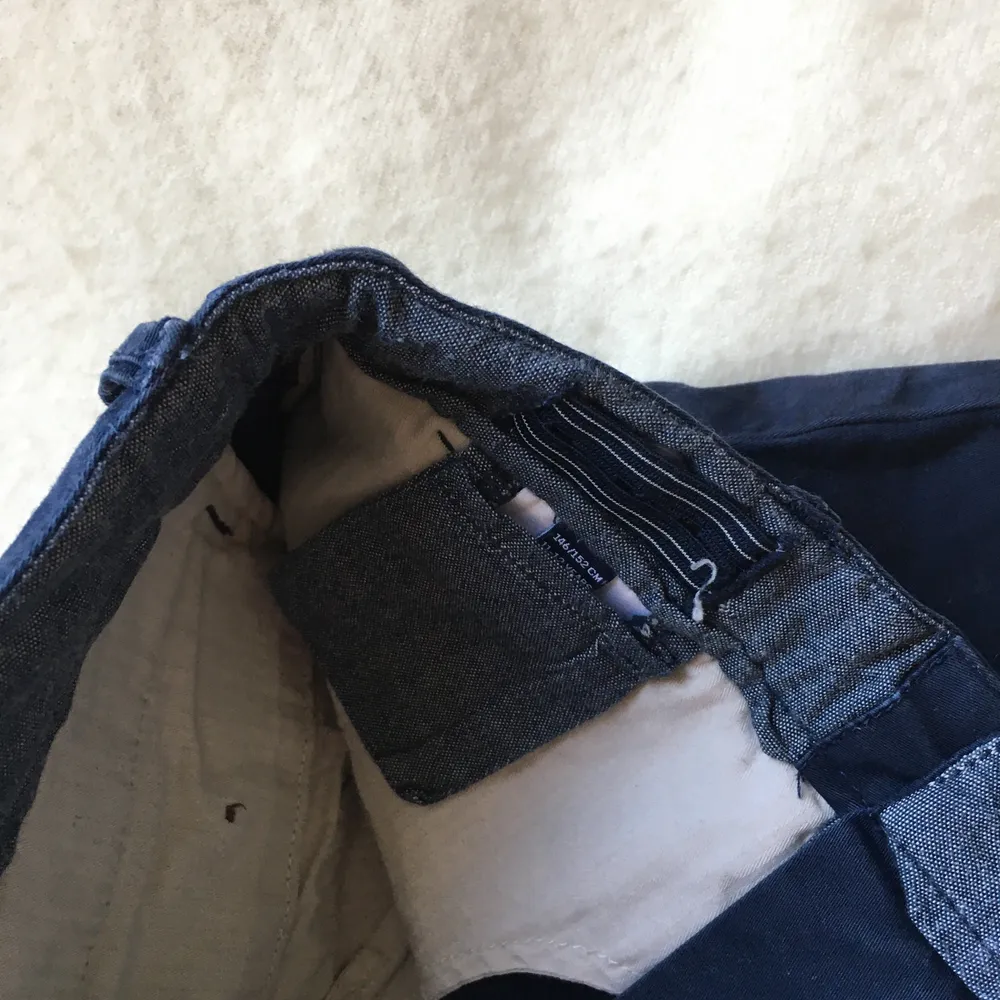Marinblå shorts från Gant storlek 146-152, 11-12 år. Använda men i gott skick. Sista bilden: liten ficka på insidan samt resårband i midjan. Superbra! . Shorts.