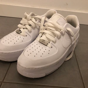 Air force 1 strl 38 - Köpta men användes endast 1-5 ggr just för storleken är för liten & kunde ej returnera. Kan gå ner i pris vid snabbt köp. Antingen mötas upp eller skickar med Postnord!
