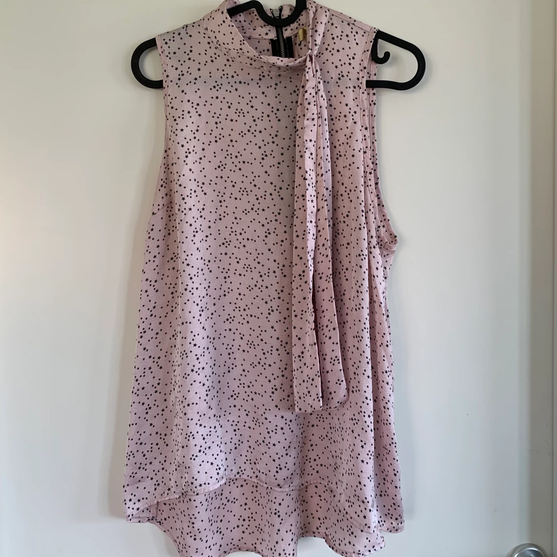 Rosa blus med knytdetalj - 90