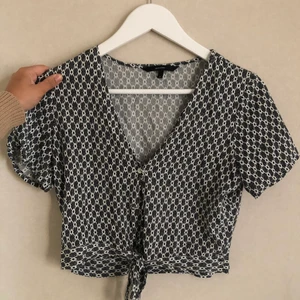 Cropped blus  - Knytning i midjan 