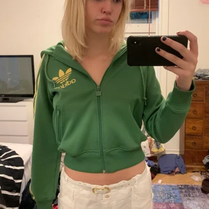 Adidas hoodie - Grön adidashoodie med gula ränder. (budgivningen avslutas fredag den 18e juni kl 21:00)