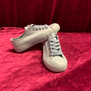 Skor  - Helt nya stolek 36 