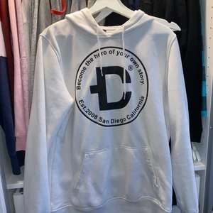 Dirtcült hoodie - En fin och clean dirtcült hoodie. Använd två gånger, när jag tog bilderna såg jag en liten fläck (ca 0,5cm). Inget jag sett tidigare och går förmodligen bort med tvål och vatten. Nypris 699 kr☺️