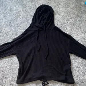 En svart tunn hoodie som man kan knyta , mjukt material och aldrig använd!💕