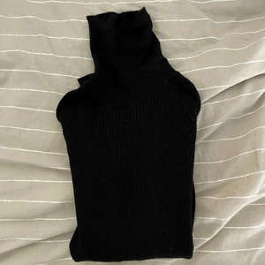 Polotröja - Från gina men knappt kommit till användning, frakten tillkommer elr möts i linköping