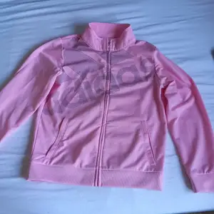 Väldigt Adidas kofta i en fin ljus rosa färg passar barn och är knappt använd 