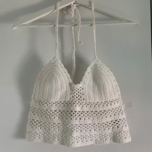 Virkad crop top Gina Tricot strl S, oanvänd - Oanvänd supersöt virkad topp med halterneck-knytning