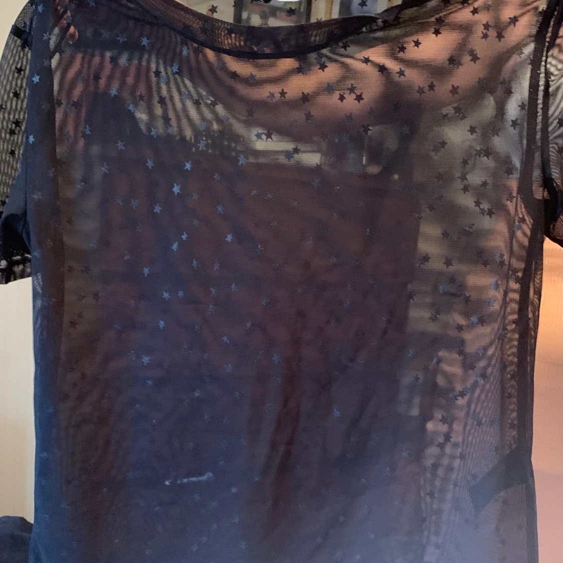 Genomskinlig tröja med stjärnor