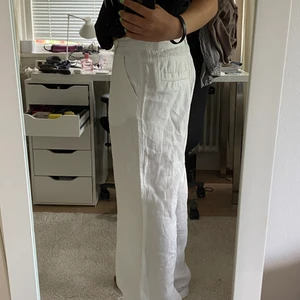 Linne byxor - Jättefina linne byxor som är köpta på secondhand och icke är använda, enbart testade. Det står ingen storlek men de passar M/L, beroende på hur man vill att dem ska sitta! De Skulle lika gärna kunna vara en S om man har skärp!