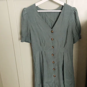 PERFEKTA midsommar klänningen  - Sommarklänning!!! Med supergulliga puffärmar och knappar! 