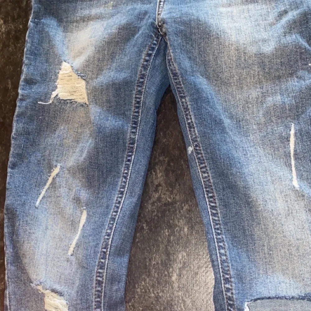 Ett par slitna jeans från Ullared.. Jeans & Byxor.