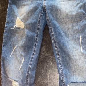 Ett par slitna jeans från Ullared.