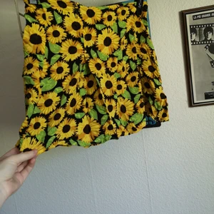 Kjol med solrosor 🌻 - Solroskjol! SÅ FIN 😍 Storlek 38. True to size skulle jag säga.