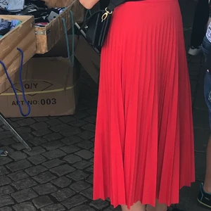 plisserad kjol - En så fin röd plisserad kjol!! Älskar, men är tyvärr för liten. fint skick!  Bara att höra av sig vid frågor❤️❤️❤️
