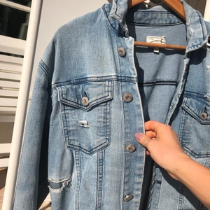 Jeansjacka - Jeansjacka med snygga slitningar. Storlek S. Spårbar frakt!:)