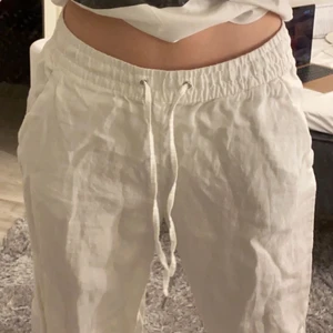 Linnebyxor - Säljer dessa linnebyxor som är köpte på plick i och med att de va lite för små för mig. Jag är ca 163cm lång o de går ner till fötterna på mig❤️ Budgivning vid flera intresserade, frakt tillkommer på 66kr och är spårbar!