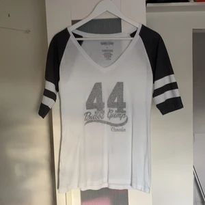 Bubba Gump tröja  - T-shirt smal-medium skulle jag säga även om det står L , använd 2-3 grr. 