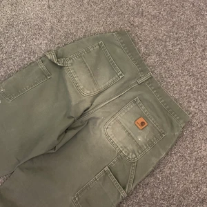Vintage carhartt work pants - Skit najs paint splattered carhartts, straight och loose passform.