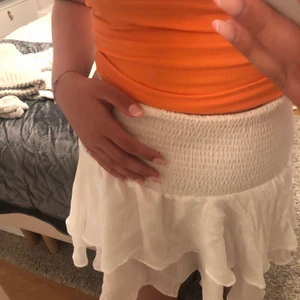 Vit volangkjol - En skitsnygg volangkjol som jag nu valt att sälja då den inte var så jag ville ha den. Den är sprillans ny och jag säljer den för 180kr+ frakt💞💕