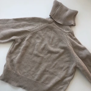 Beige stickad med polokrage - Bra skick, från Nakd i storlek xs. Ganska kort. Pris: 150kr + frakt