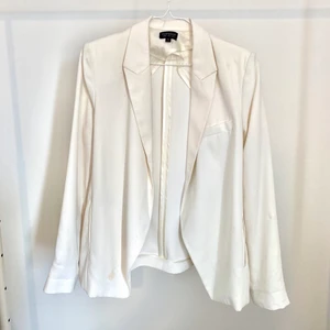 Kavaj Topshop - Kavaj från Topshop, använd max 2 ggr. Nypris 800 kr. Storlek 42, passar M-XL. Superfint material.