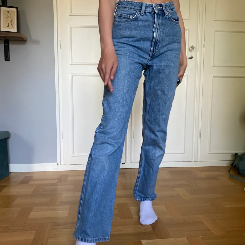 Jag säljer mina jeans från weekday, i modell rowe. Jeansen är i stl 25/30. Jeansen är i en superfin blå färg och passar prima till sommaren. Jeansen är mycket bra skick!Frakt betalar köparen!🤍🤍🤍🤍🤍🤍🤍. Jeans & Byxor.