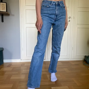 Weekday jeans - Jag säljer mina jeans från weekday, i modell rowe. Jeansen är i stl 25/30. Jeansen är i en superfin blå färg och passar prima till sommaren. Jeansen är mycket bra skick!Frakt betalar köparen!🤍🤍🤍🤍🤍🤍🤍