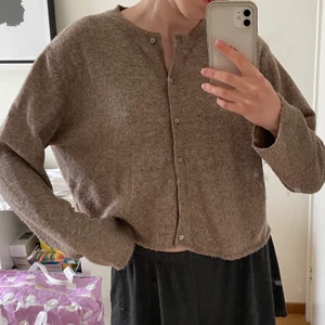 Kofta från Zara - Beigeaktig kofta från Zara, strl M. Använd, men inga defekter förutom att den är lite nopprig! Frakt på 50kr tillkommer 💕