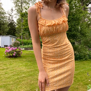 Bubbleroom klänning  - Supergullig orange klänning från Bubbleroom🧡 Köpt här på Plick, men aldrig använd av mig! Väldigt fint skick :)  Dubbeltyg vid bysten så bh behövs inte! Man knyter även axelbanden själv. Om fler är intresserade blir det budgivning! OBS!! Säljer för två par Converse så kolla in min profil🧡