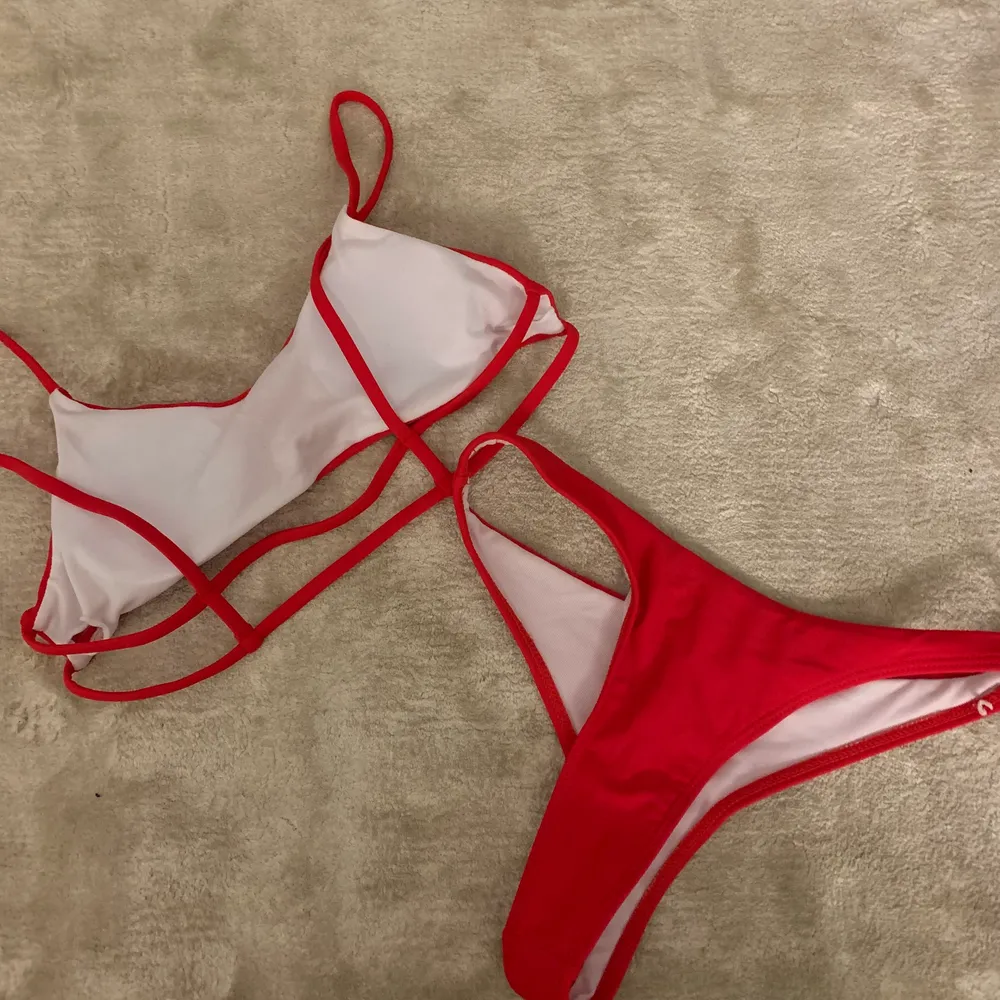 En superfin bikini i en jättefin röd färg. Helt oanvänd och aldrig testad. Materialet är inte genomskinligt alls❤️storlek S. Övrigt.
