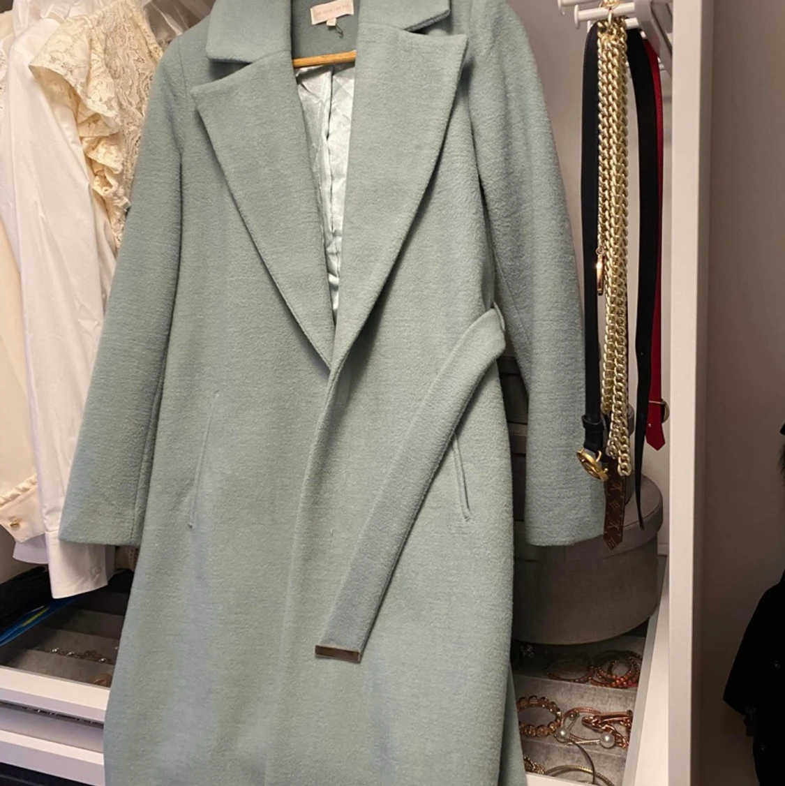 Säljer en grön kapp från bikbok