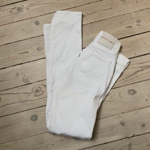 Levis jeans - Superfina levisjeans som aldrig blivit använda då de är för små! Storleken är W26L32. 