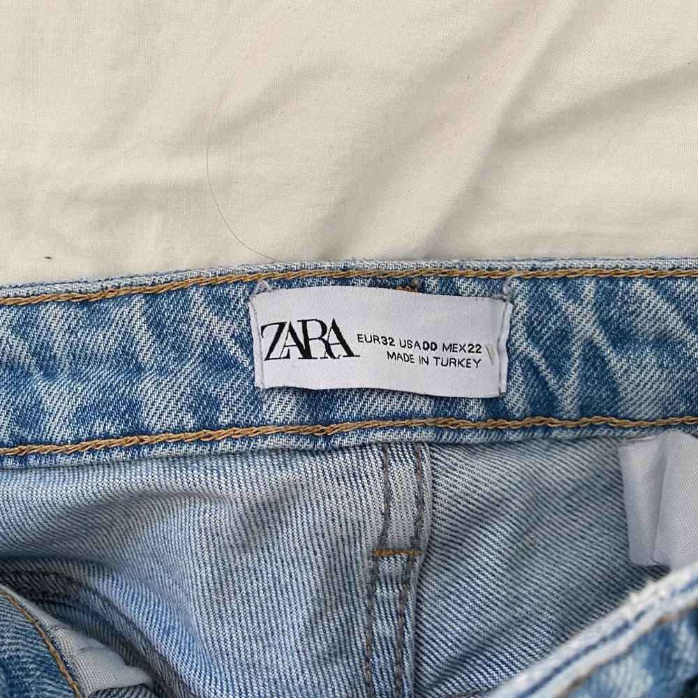 Hej! Säljer mina Zarajeans! De är jättefina och knappt använda eftersom de är för små😣💕. Skriv om du vill ha mer info eller fler bilder🌸😊.. Jeans & Byxor.