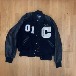 Varsity Jacka - Säljer min feta Vintage Varsityjacka, väldigt unik och med väldigt cool design på ryggen, Äkta läderarmar Passar M/L färgen är väldigt mörk marinblå men iprincip svart om inte i starkt ljus