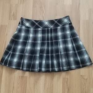 fin pleated skirt/kjol från lindex i strl 40. svart vit färg
