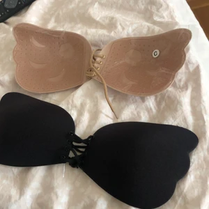 Instagram BH - Säljer två oavända bh i beige och svart.  Dem passar C kupa möjligtvis liten D eller Stor B