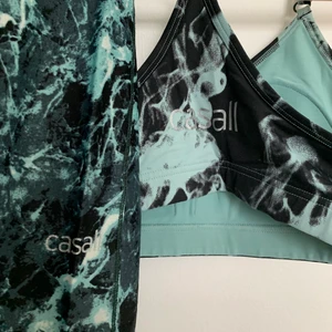Casall tränings-sett  - Matchande sport BH som trännings leggings , älskar färgerna  turkos marmor men dom är tyverr för små 🧚🏽‍♀️