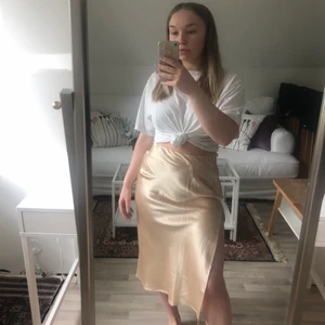 Guldig trekvartskjol - Säljer denna guldiga godingen som dessvärre inte kommer till användning. Kjolen har en trekvartslängd plus en slits på sidan av kjolen